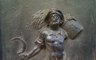 Historische Darstellung des Krautherstellens mit einem hölzernen Krautstampfer und einem großen Holzfass.