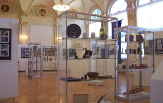 Ausstellungsraum mit Glasvitrinen, die verschiedene Exponate zeigen.
