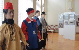 Mannequins in historischen Uniformen mit Musikinstrumenten in einer Ausstellung.