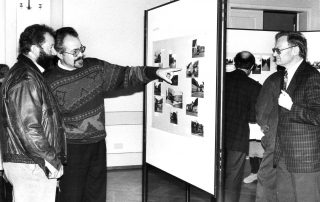 Personen bei einer Ausstellung im Gewerbemuseum.