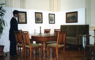 Sitzgruppe bestehend aus einem kunstvoll verzierten Holztisch.