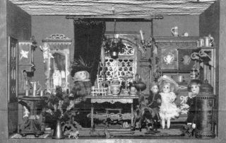 Schwarz-Weiß-Foto eines detailreich eingerichteten Puppenhauses mit Möbeln, Figuren und Dekorationsgegenständen.