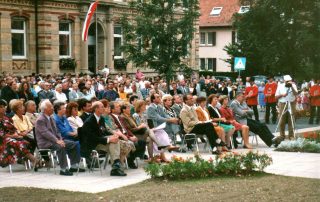 Gruppe von Menschen bei der Eröffnung 1991.
